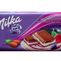 Шоколад MILKA молочный миндаль и лесные ягоды 90 г