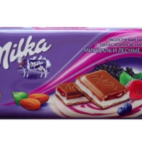 Шоколад MILKA молочный миндаль и лесные ягоды 90 г